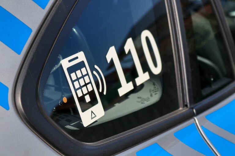 Notruf-Systeme im Vergleich: Hausnotruf, App und Smartwatch Notruf-Systeme im Vergleich: Hausnotruf, App und Smartwatch