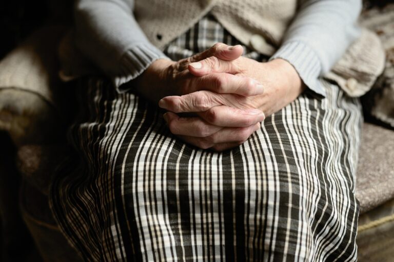 Sturzprävention vor der dunklen Jahreszeit: Zuhause sicherer werden, ohne ältere Menschen zu bevormunden Sturzprävention vor der dunklen Jahreszeit: Zuhause sicherer werden, ohne ältere Menschen zu bevormunden