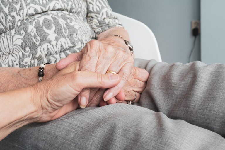 Pflegende Angehörige unter Druck: Was neue Daten über Arbeit, Gesundheit und Entlastung zeigen