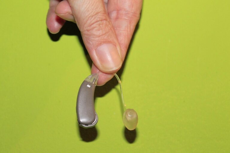 Tinnitus im Alltag: Ohrgeräusche abklären und zweifelhafte Heilversprechen erkennen