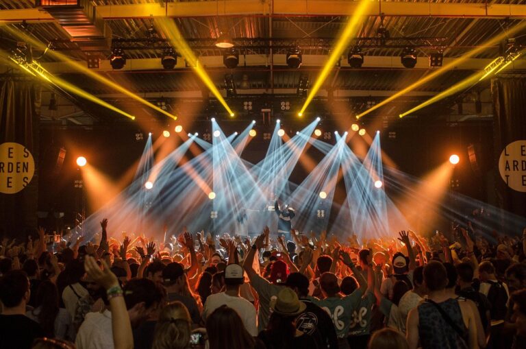Konzert abgesagt oder verlegt: Ticketpreis und Nebenkosten richtig zurückfordern