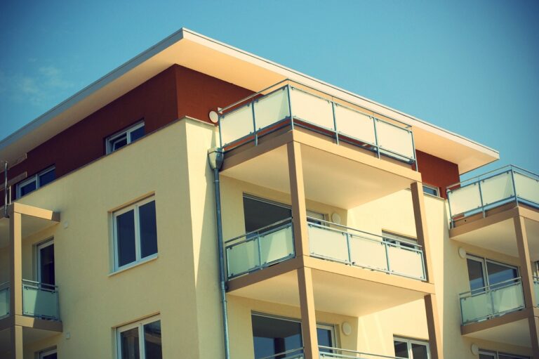 Gefälschte Wohnungsanzeigen im Spätsommer: So erkennen Sie KI Bilder, Vorkasse Fallen und falsche Vermieter