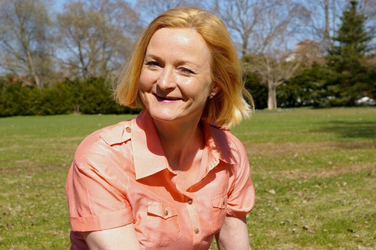 Wechseljahresbeschwerden behandeln: Hormone, nicht hormonelle Optionen und Warnzeichen unterscheiden