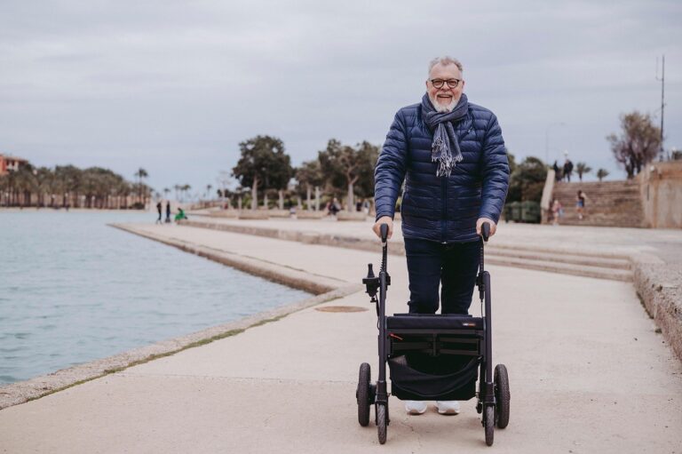 Parkinson im Alltag: Bewegungsveränderungen abklären und Medikamente, Übungen und Hilfe abstimmen