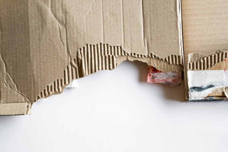 Paket beschädigt angekommen: Zustand sichern, beim Verkäufer reklamieren und Transportmeldung getrennt behandeln